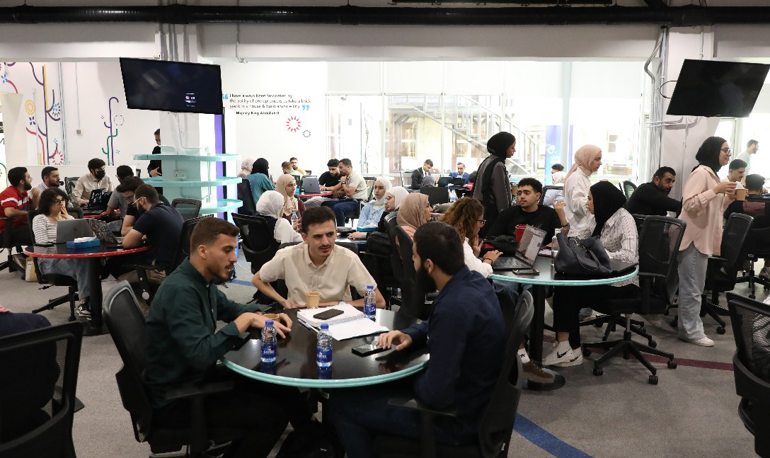 70 شابا وشابة يشاركون بمعسكر الذكاء الاصطناعي التدريبي