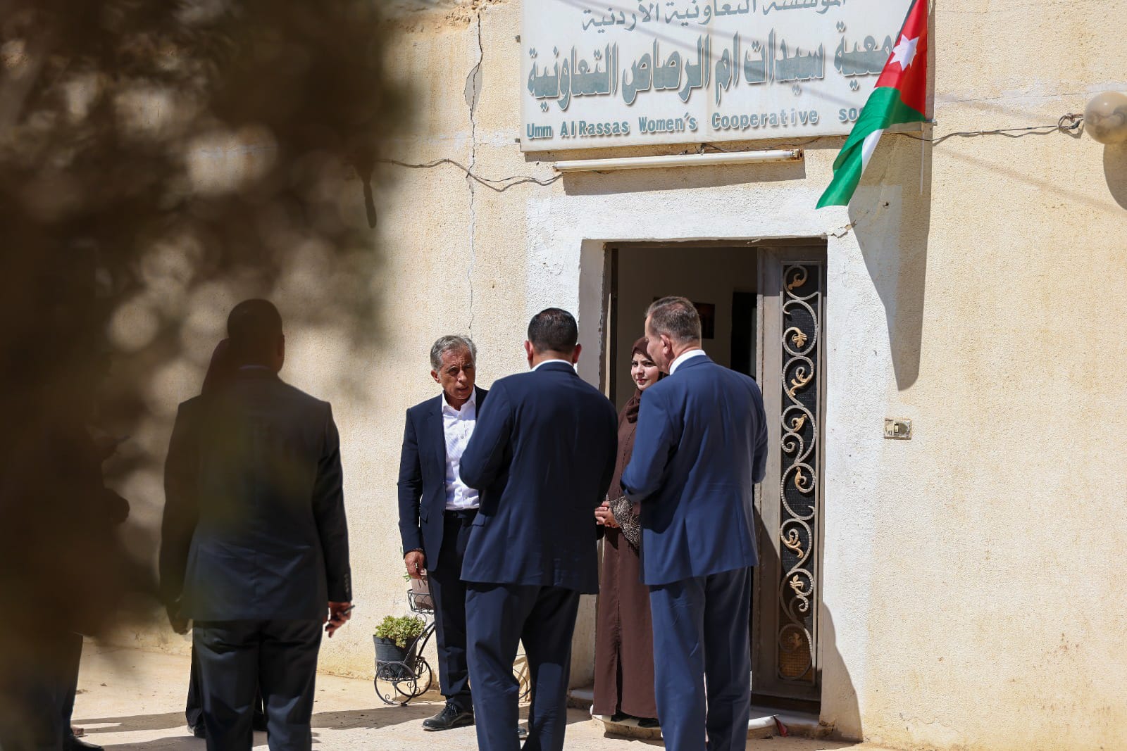 رئيس الوزراء يتفقَّد أربعة مواقع في محافظة الزَّرقاء وقضاء أم الرَّصاص