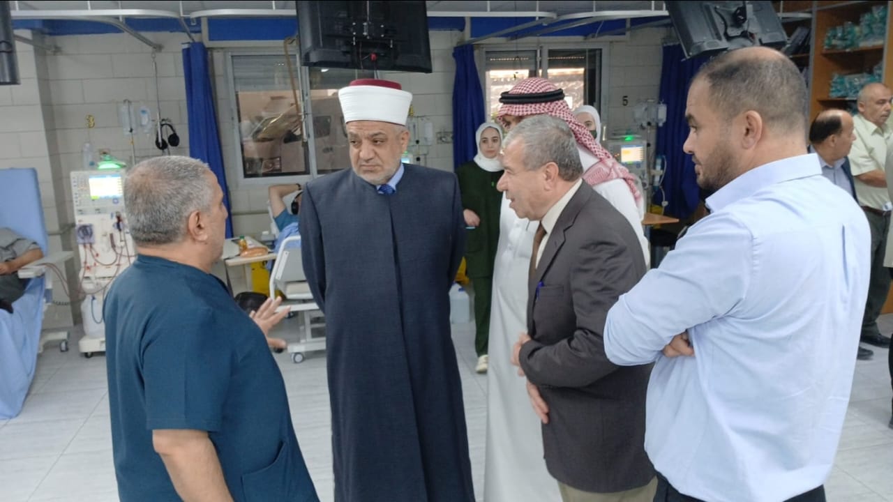 وزير الأوقاف يتفقد سير العمل في مستشفى المقاصد الخيرية