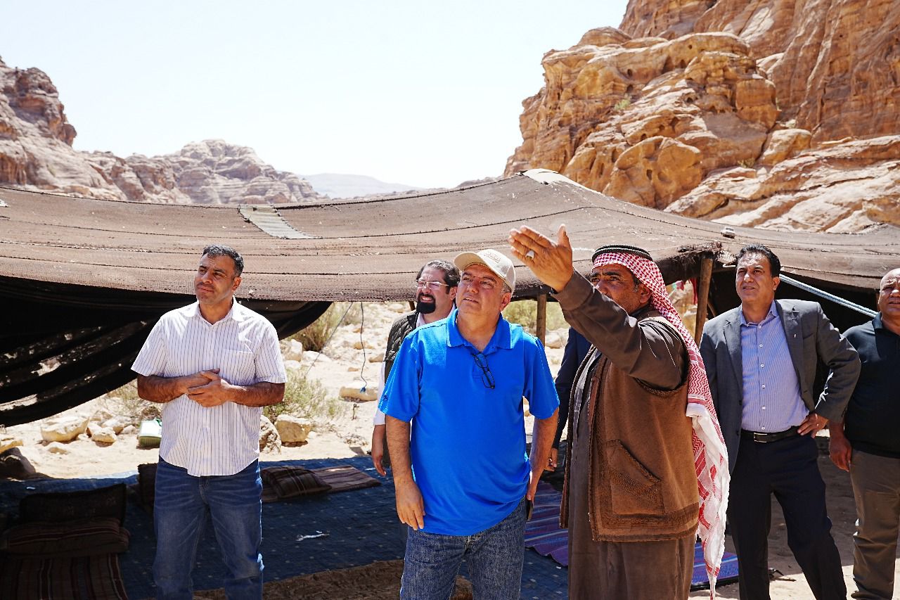 البريزات يتفقد أوضاع عائلات منطقة البطحاء قرب البترا