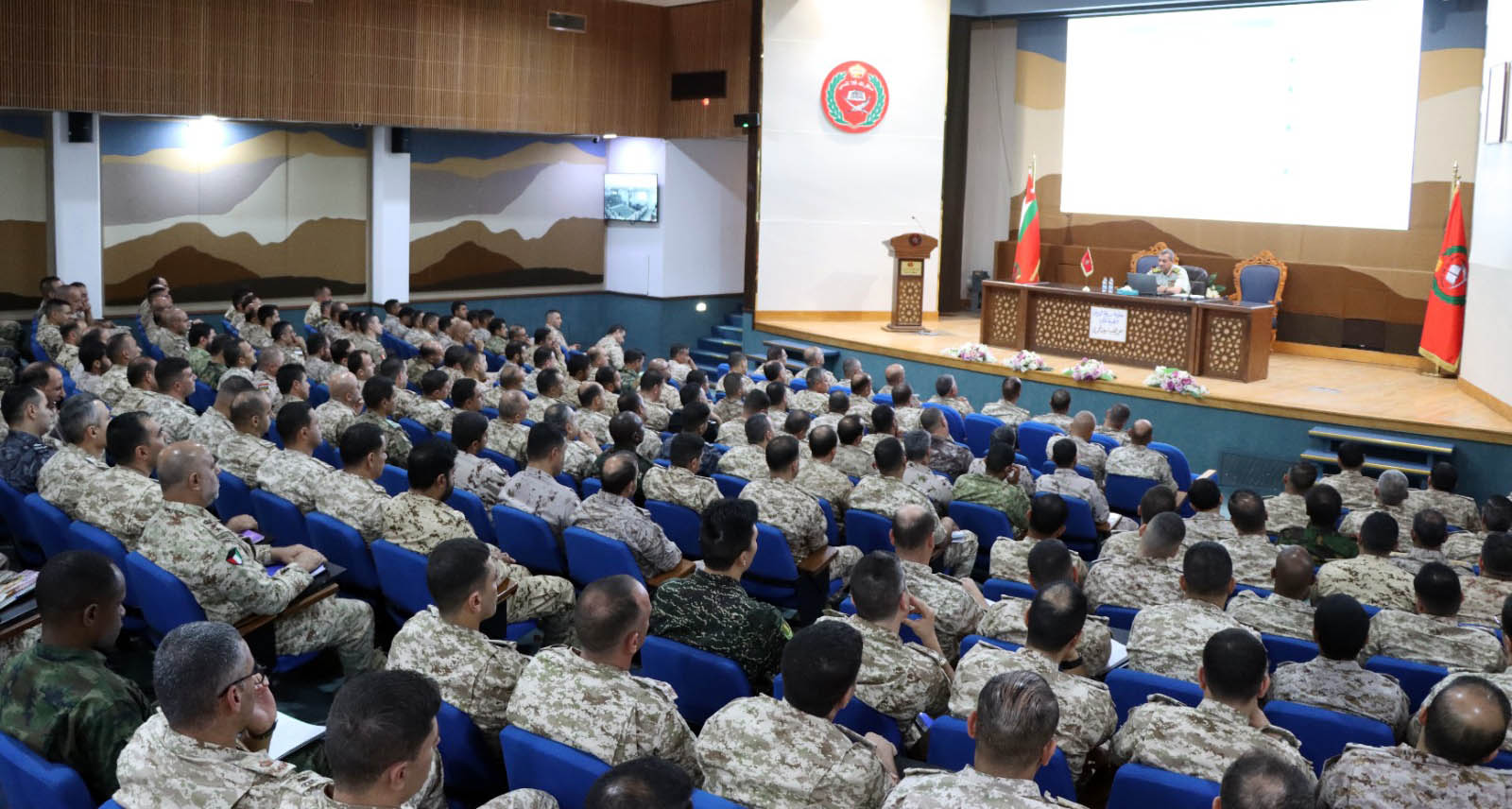 مدير عام الخدمات الطبية الملكية يحاضر في كلية القيادة والأركان الملكية