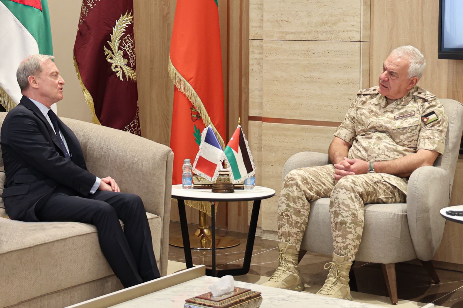 رئيس هيئة الأركان يستقبل سفراء أستراليا والسويد وفرنسا لدى الأردن