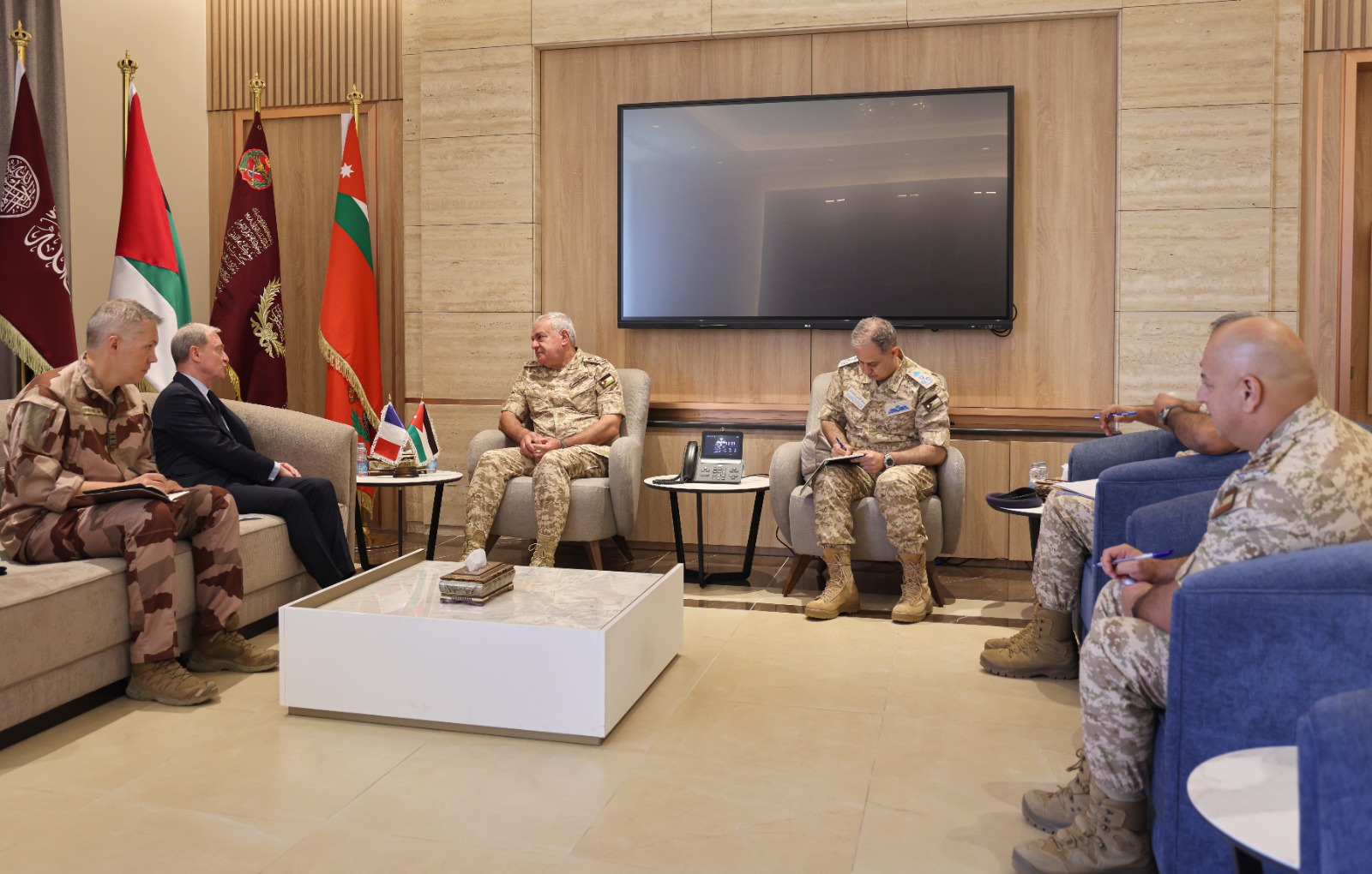 رئيس هيئة الأركان يستقبل سفراء أستراليا والسويد وفرنسا لدى الأردن