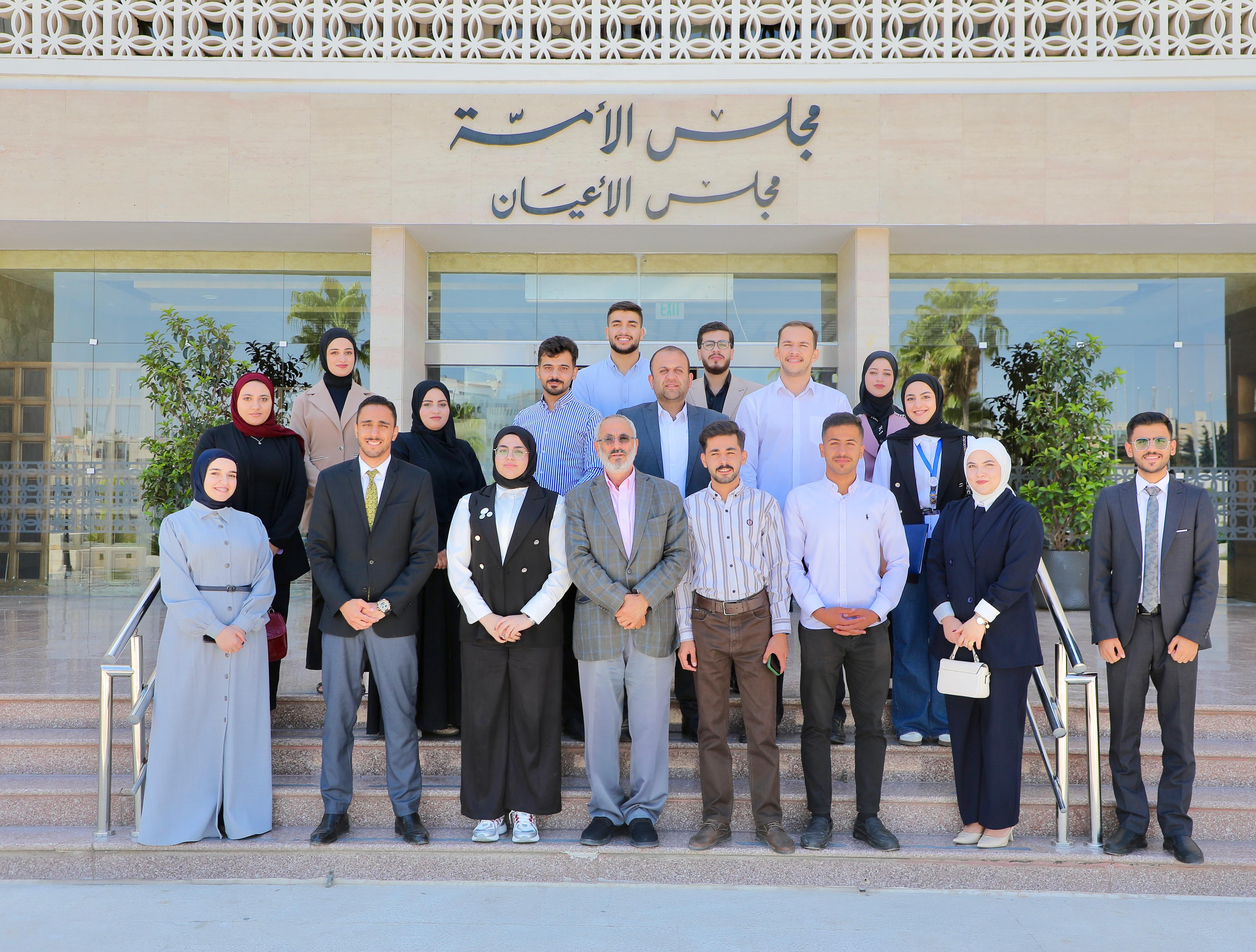 رئيس لجنة الخدمات في الأعيان يلتقي شباب مركز القنطرة