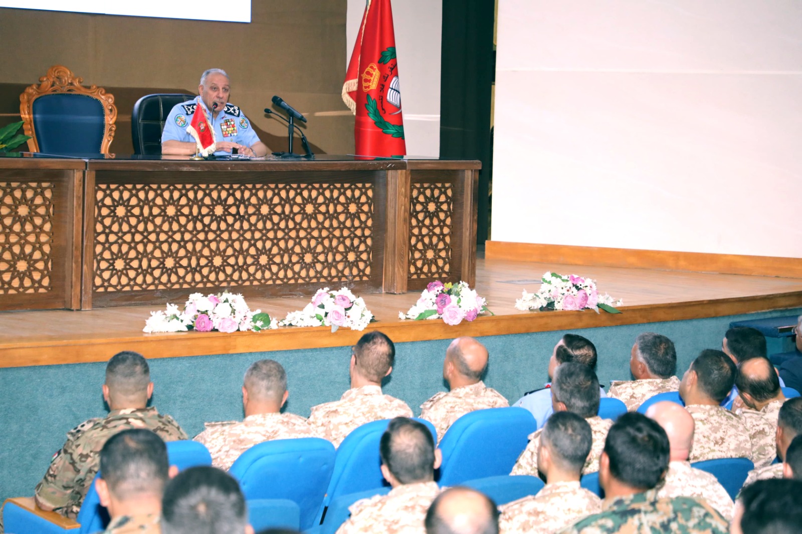 مدير الأمن العام يحاضر في كلية القيادة والأركان الملكية