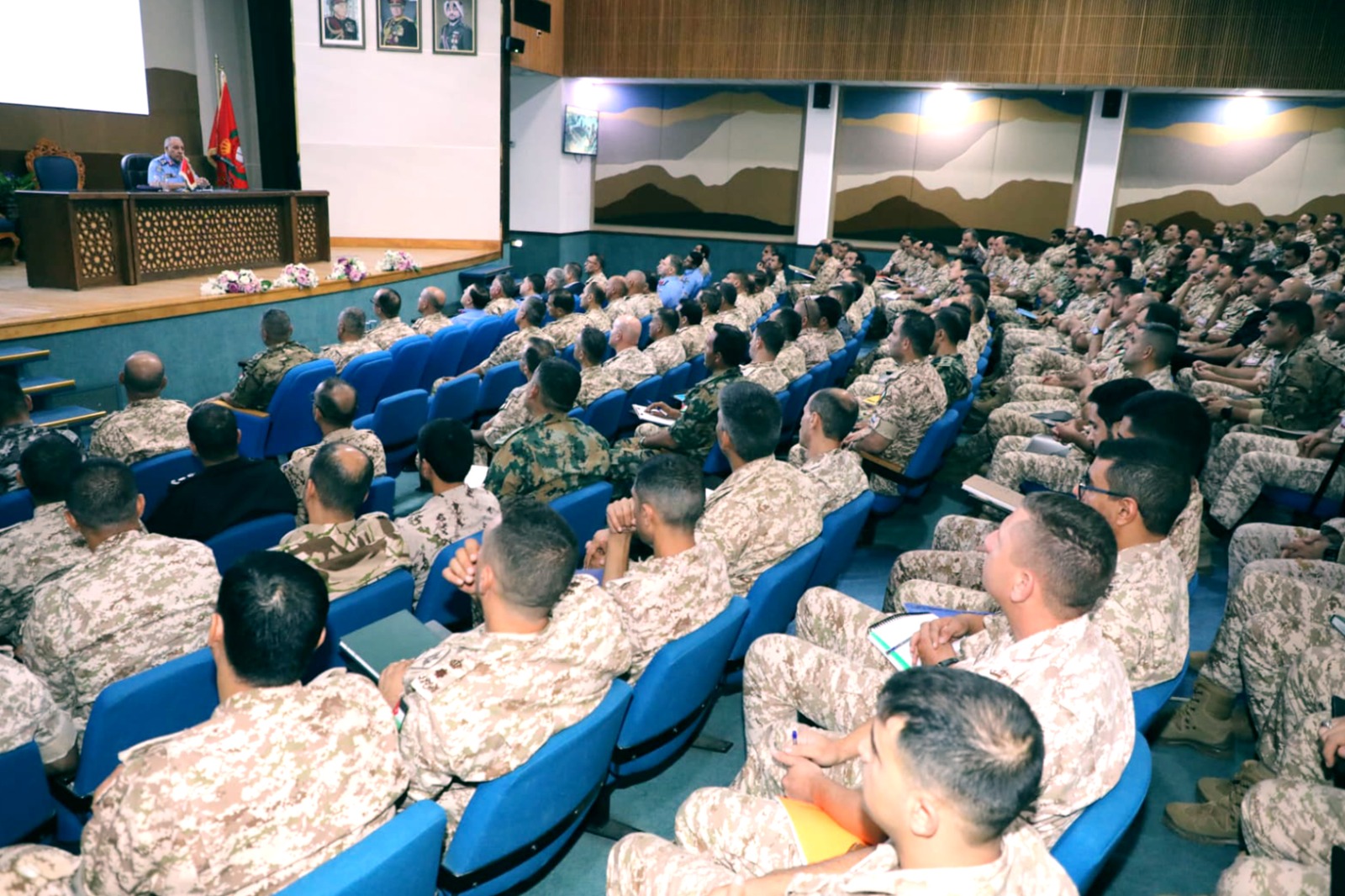 مدير الأمن العام يحاضر في كلية القيادة والأركان الملكية