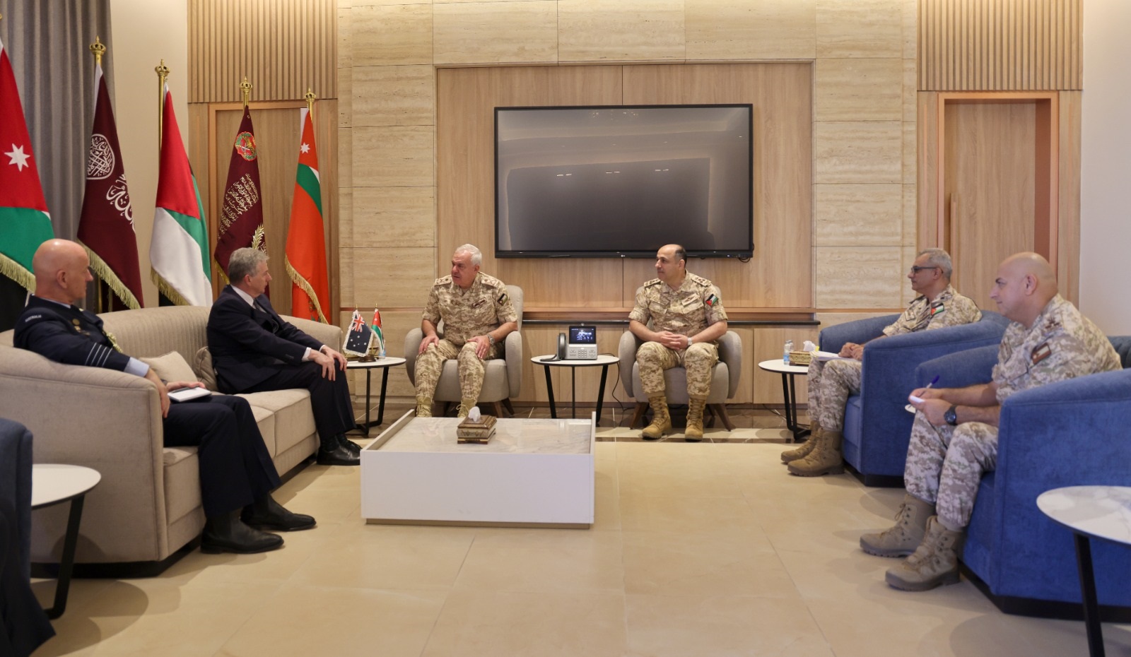 رئيس هيئة الأركان يستقبل سفراء أستراليا والسويد وفرنسا لدى الأردن