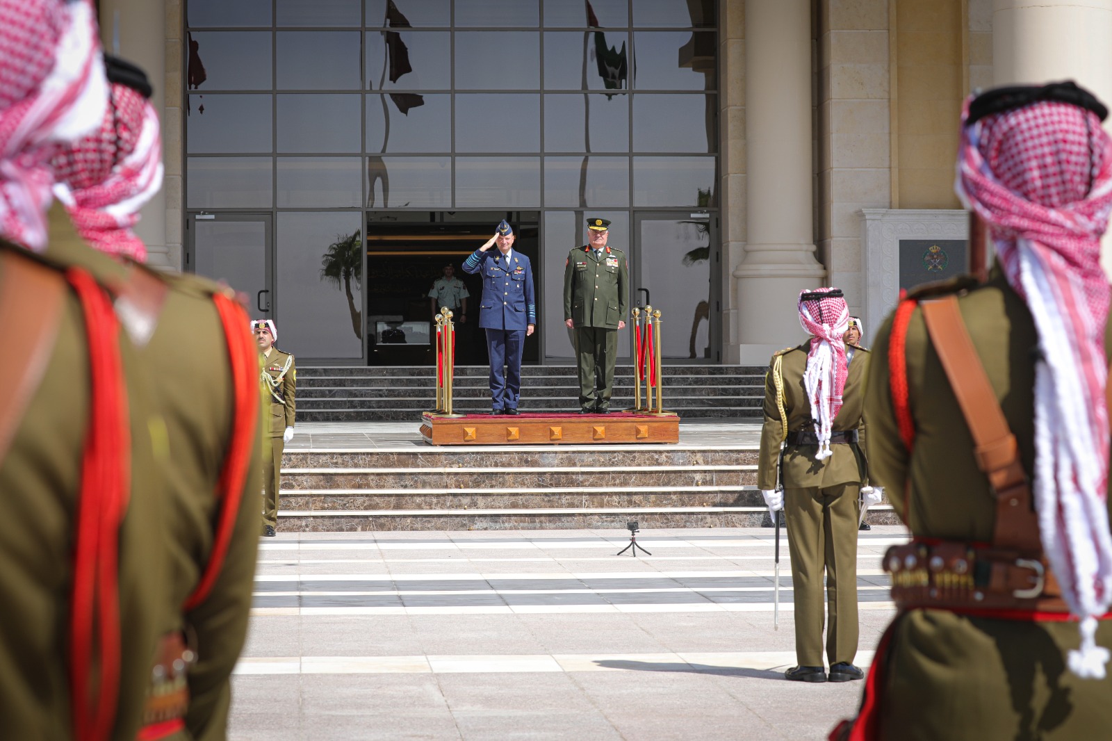 رئيس هيئة الأركان يستقبل رئيس أركان قوات الدفاع البلجيكية 