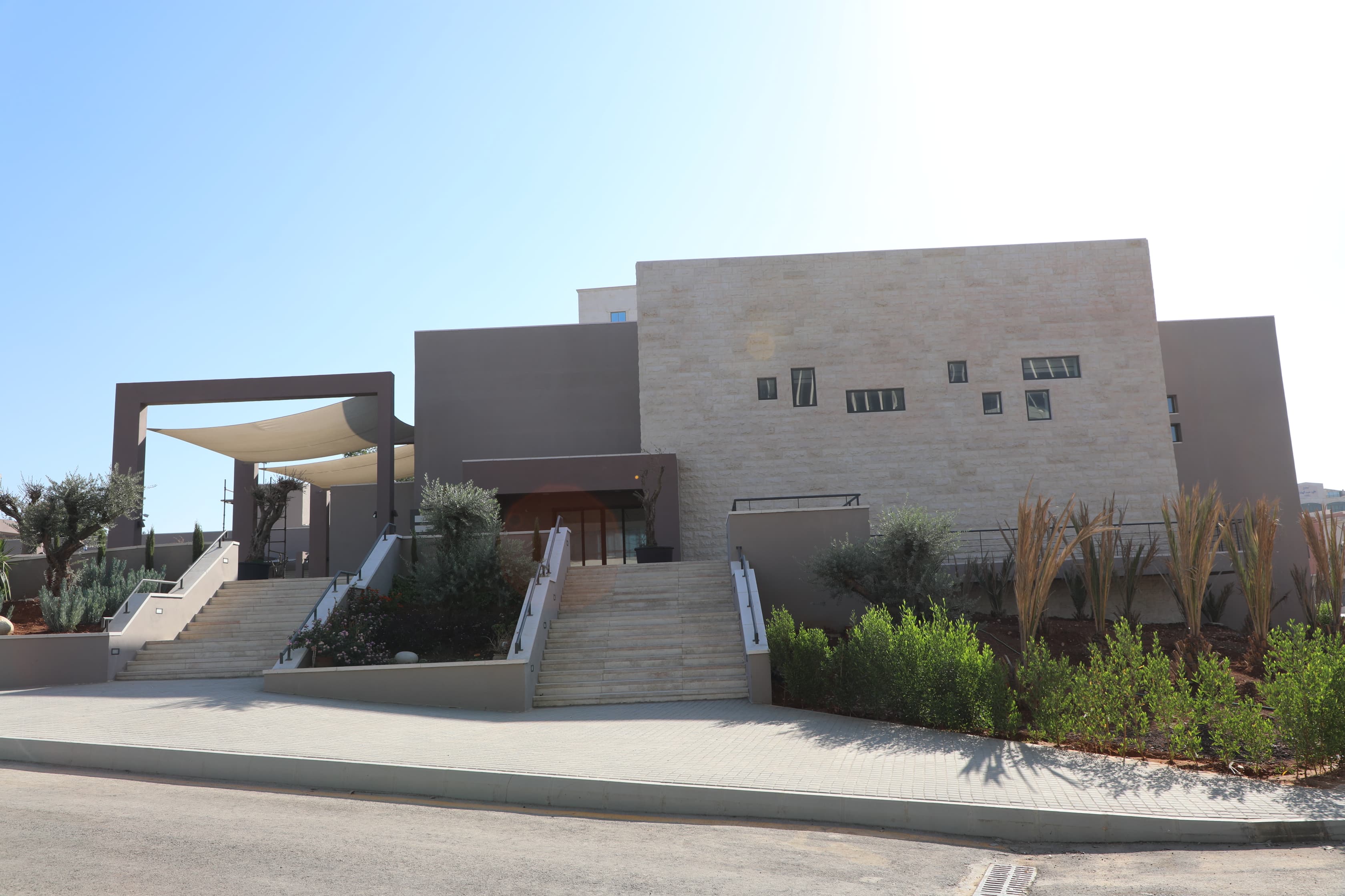 وزيرا الزراعةوالبيئة يتفقدان المعرض الدائم لمنتجات البادية والريف