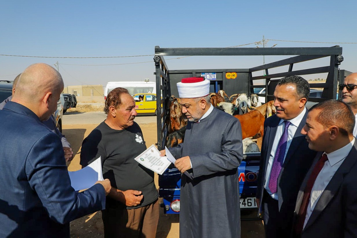 وزير الأوقاف يسلم 8 مشاريع تأهيلية لأسر محتاجة في الكرك