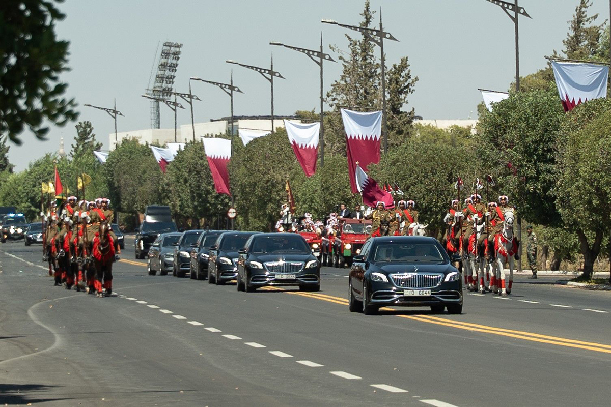 الملك يستقبل أمير دولة قطر لدى وصوله المملكة 