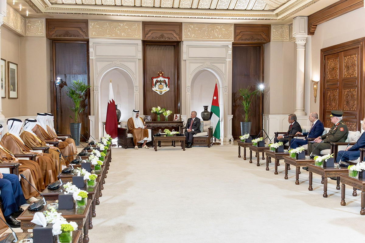 الملك وأمير دولة قطر يعربان عن اعتزازهما بمستوى العلاقات الأخوية والتاريخية بين البلدين والشعبين الشقيقين 