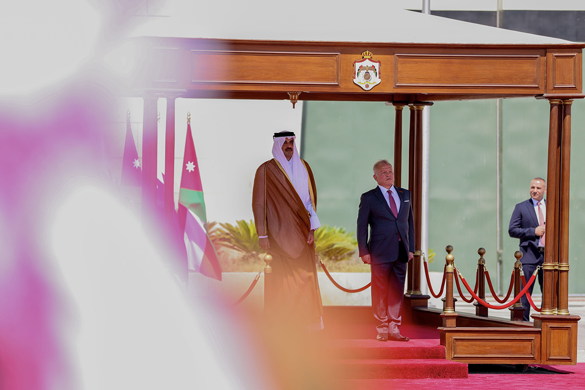 الملك يستقبل أمير دولة قطر لدى وصوله المملكة 