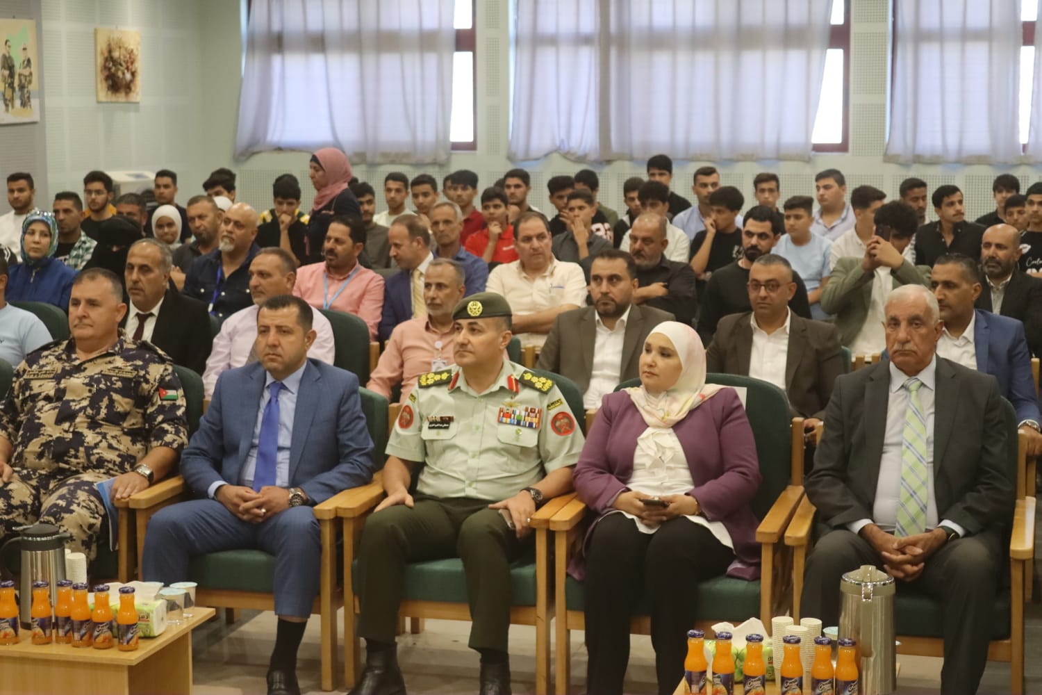 مدير الإعلام العسكري يلقي محاضرة عن خدمة العلم في إربد