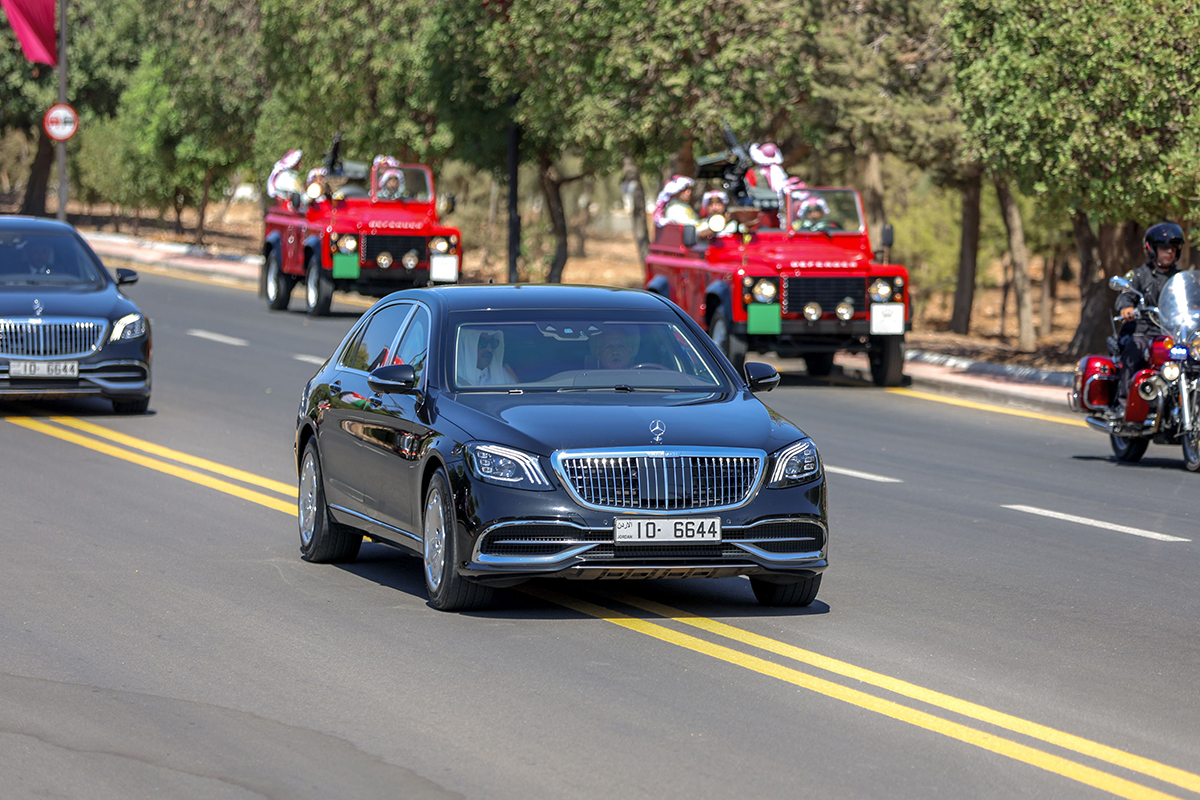 الملك يستقبل أمير دولة قطر لدى وصوله المملكة 