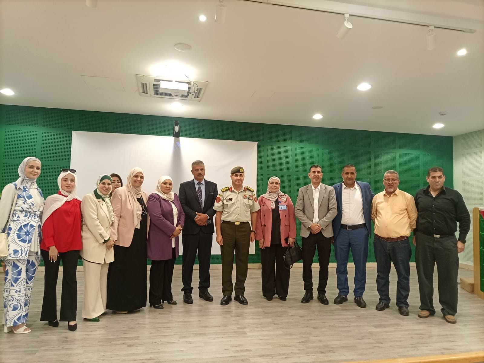 مدير الإعلام العسكري يلقي محاضرة عن خدمة العلم في إربد