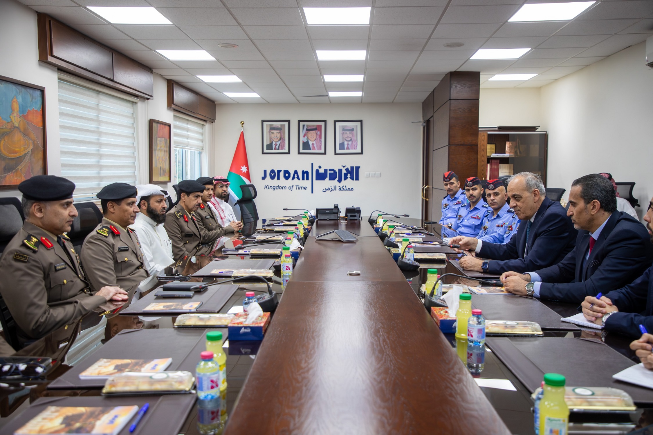 وزير السياحة  يلتقي وفداً من أجهزة الأمن السياحي في السعودية والكويت