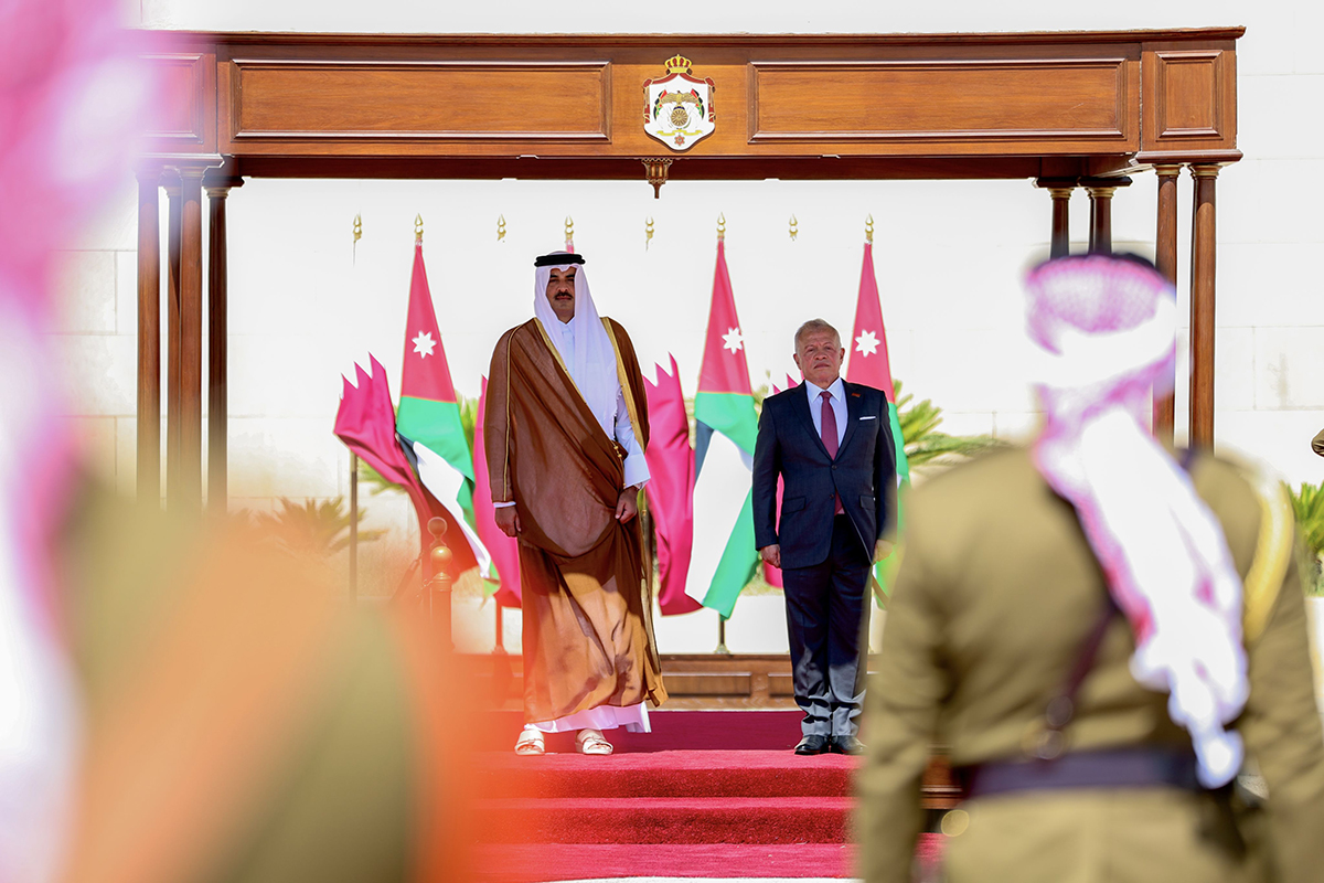 الملك يستقبل أمير دولة قطر لدى وصوله المملكة 