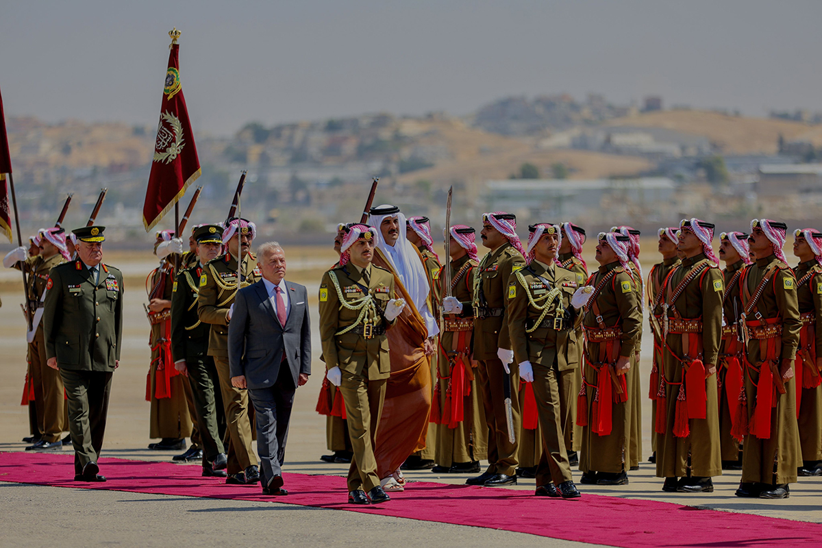 الملك يستقبل أمير دولة قطر لدى وصوله المملكة 