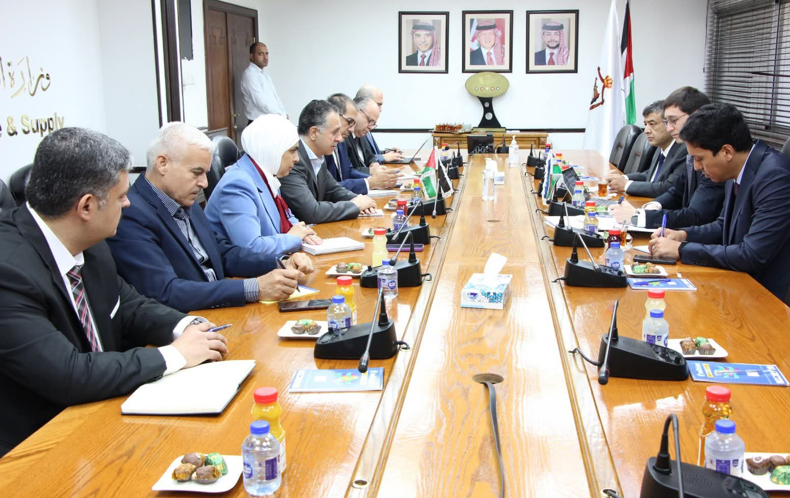 وزير الصناعة يبحث مع وفد أوزبكي الإجراءات التنفيذية للتعاون الاقتصادي