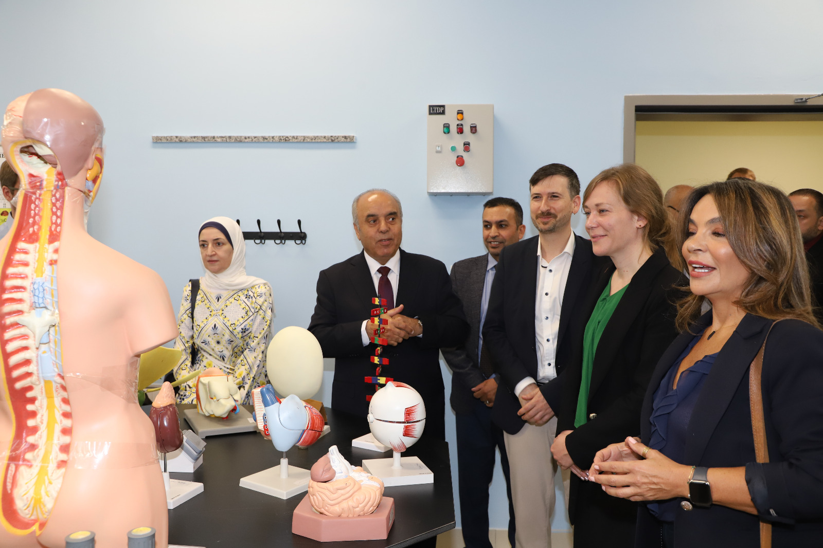 وزير التربية يفتتح المبنى الجديد لمدرسة الهاشمي الشمالي الأساسية بدعم من الحكومة الألمانية