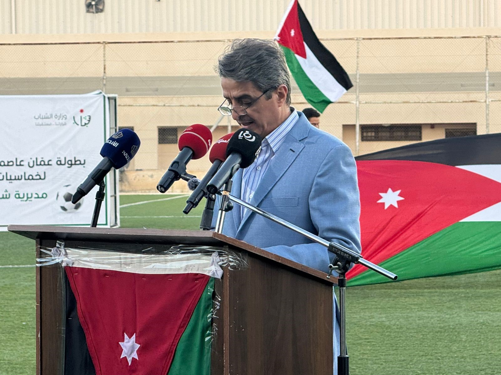 وزير الشباب يرعى فعاليات بطولة لخماسيات كرة القدم في جرش