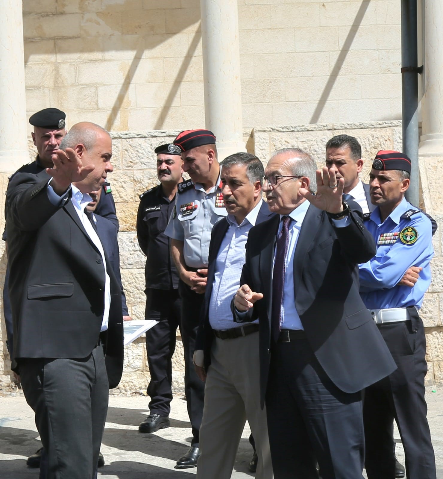 وزير الأشغال يتفقد مشروع تحسين طريق عمان السلط