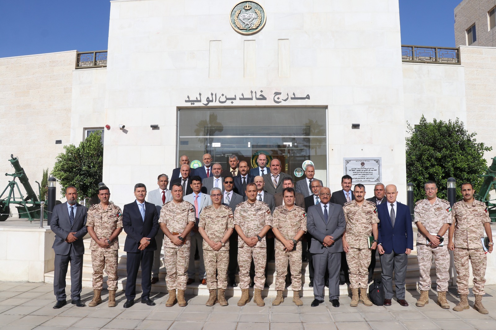 الدفاع الوطني تنظم برنامج الحوار الاستراتيجي لمحاضري مادة العلوم العسكرية والمواطنة