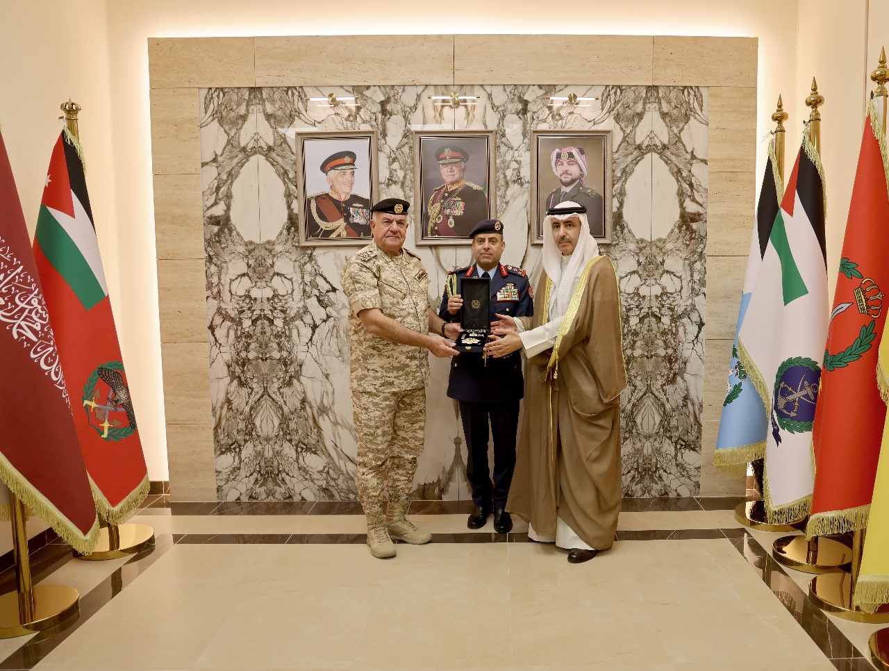 الحنيطي يستقبل السفير الكويتي ويسلم وسام الاستحقاق للملحق العسكري الكويتي السابق