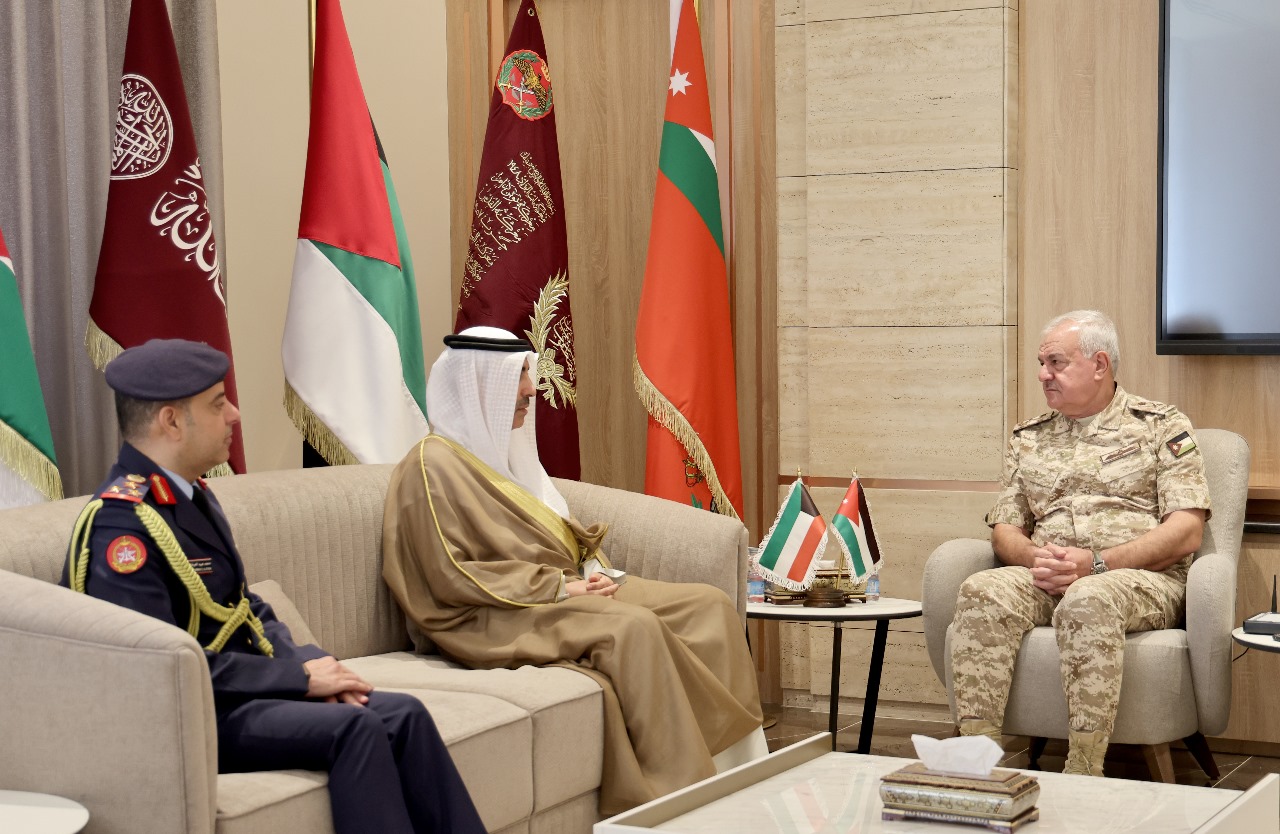 الحنيطي يستقبل السفير الكويتي ويسلم وسام الاستحقاق للملحق العسكري الكويتي السابق