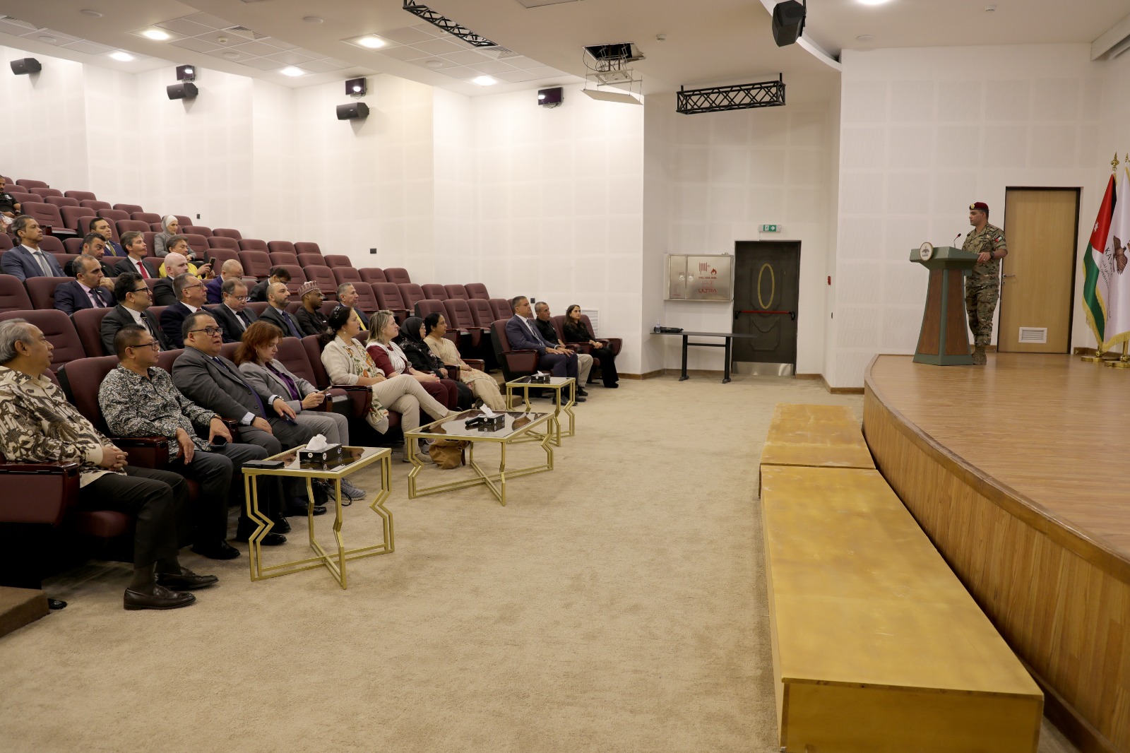 وفد من السفراء المعتمدين يزور مركز الملك عبدالله الثاني لتدريب العمليات الخاصة