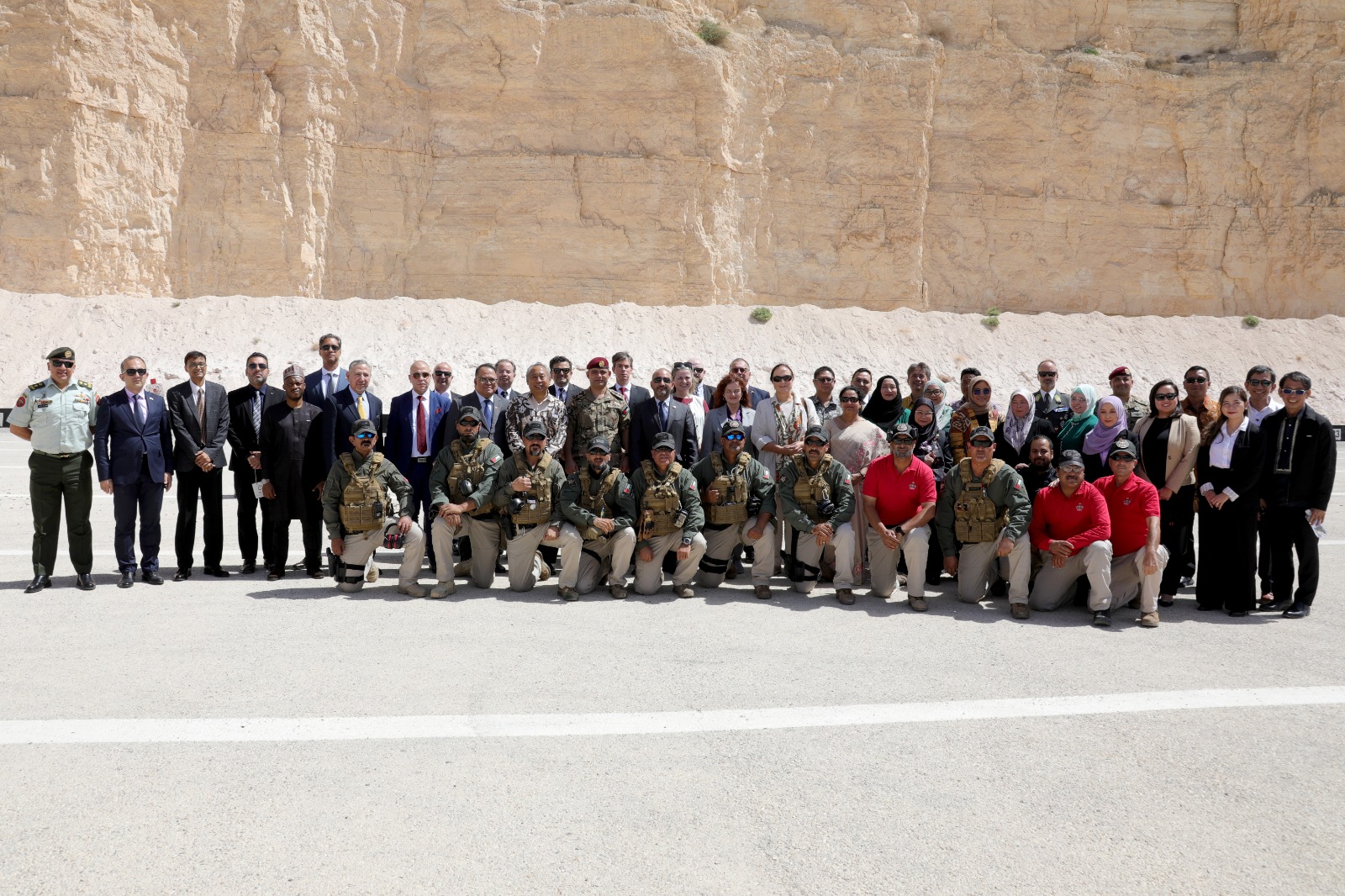 وفد من السفراء المعتمدين يزور مركز الملك عبدالله الثاني لتدريب العمليات الخاصة