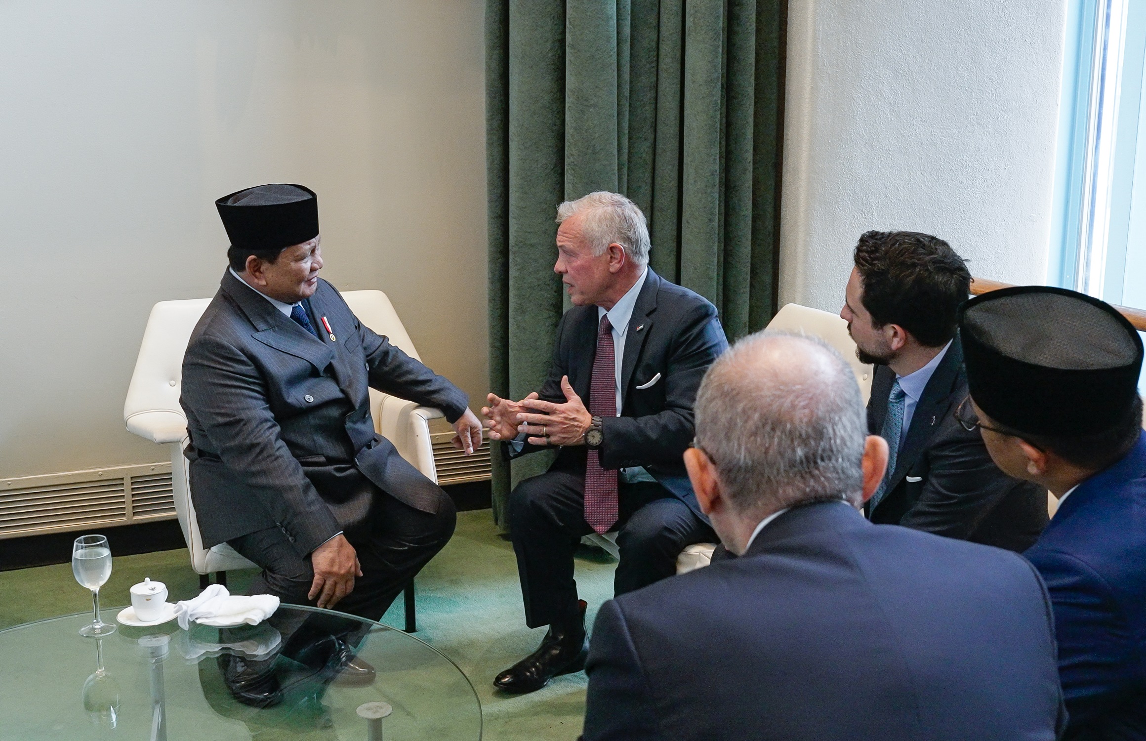 الملك يلتقي رئيس إندونيسيا ويؤكد ضرورة تلبية الحقوق المشروعة للشعب الفلسطيني