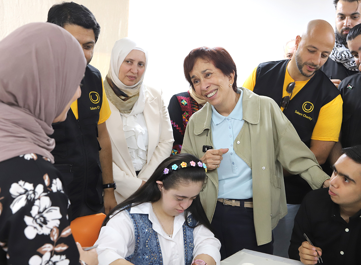 الأميرة بسمة بنت طلال تسلم مساعدات البر والإحسان لجمعيات في مادبا