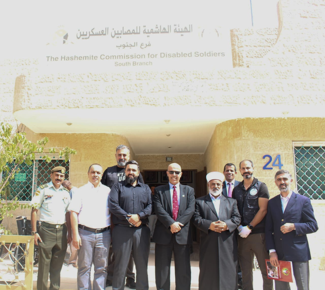 توزيع عدد من الكراسي المتحركة على مصابين عسكريين في الكرك