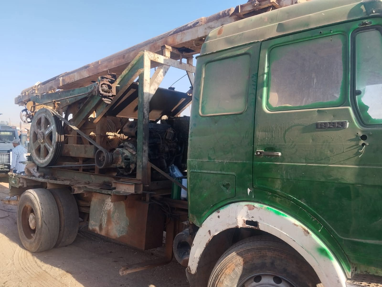 ضبط حفارة مخالفة واعتداء على خط مياه في الرمثا