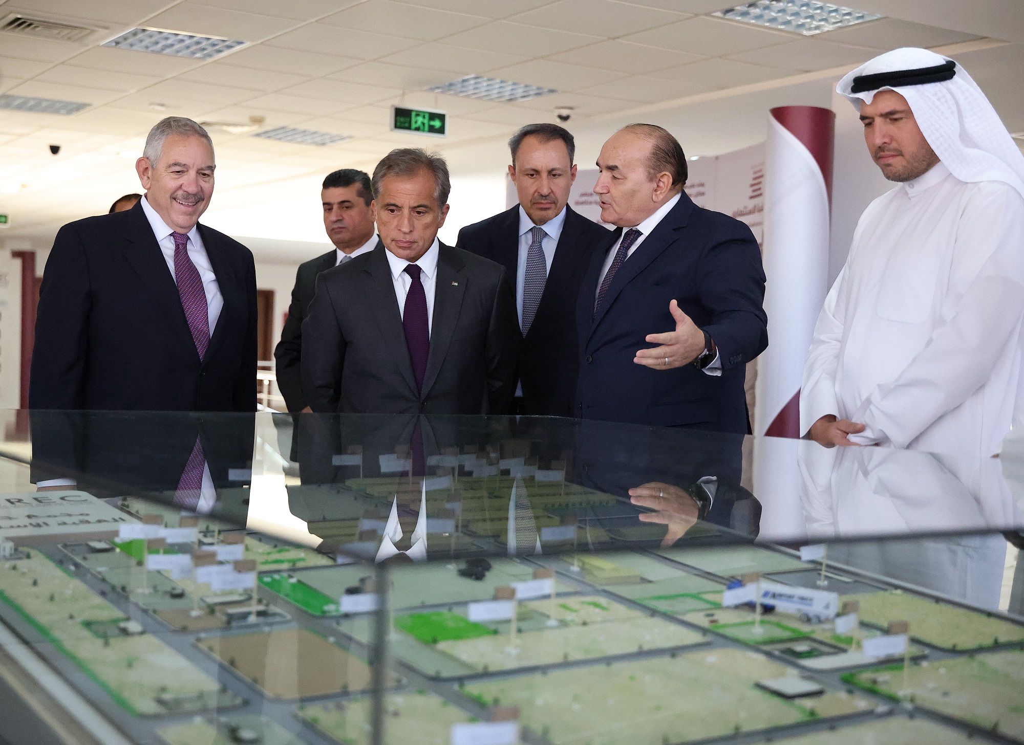 رئيس الوزراء يضع حجر الأساس لمشروع محطة تزويد الصِّناعات في العقبة بالغاز الطبيعي ويتفقَّد مشروعيّ المجمَّع الاستثماري والقرية اللوجستيَّة وخطط توسعتهما