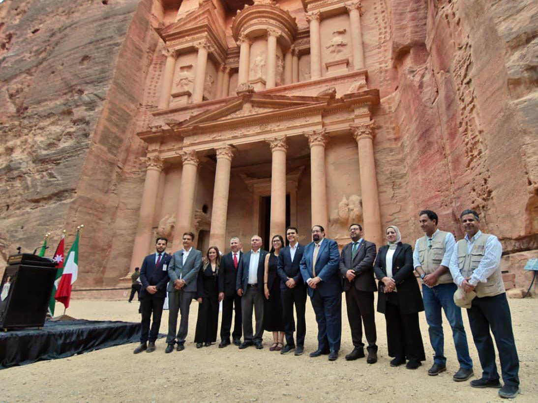 البترا تحتضن قمة عجائب الدنيا السبع الجديدة وتوقع اتفاقيات تعاون دولية 