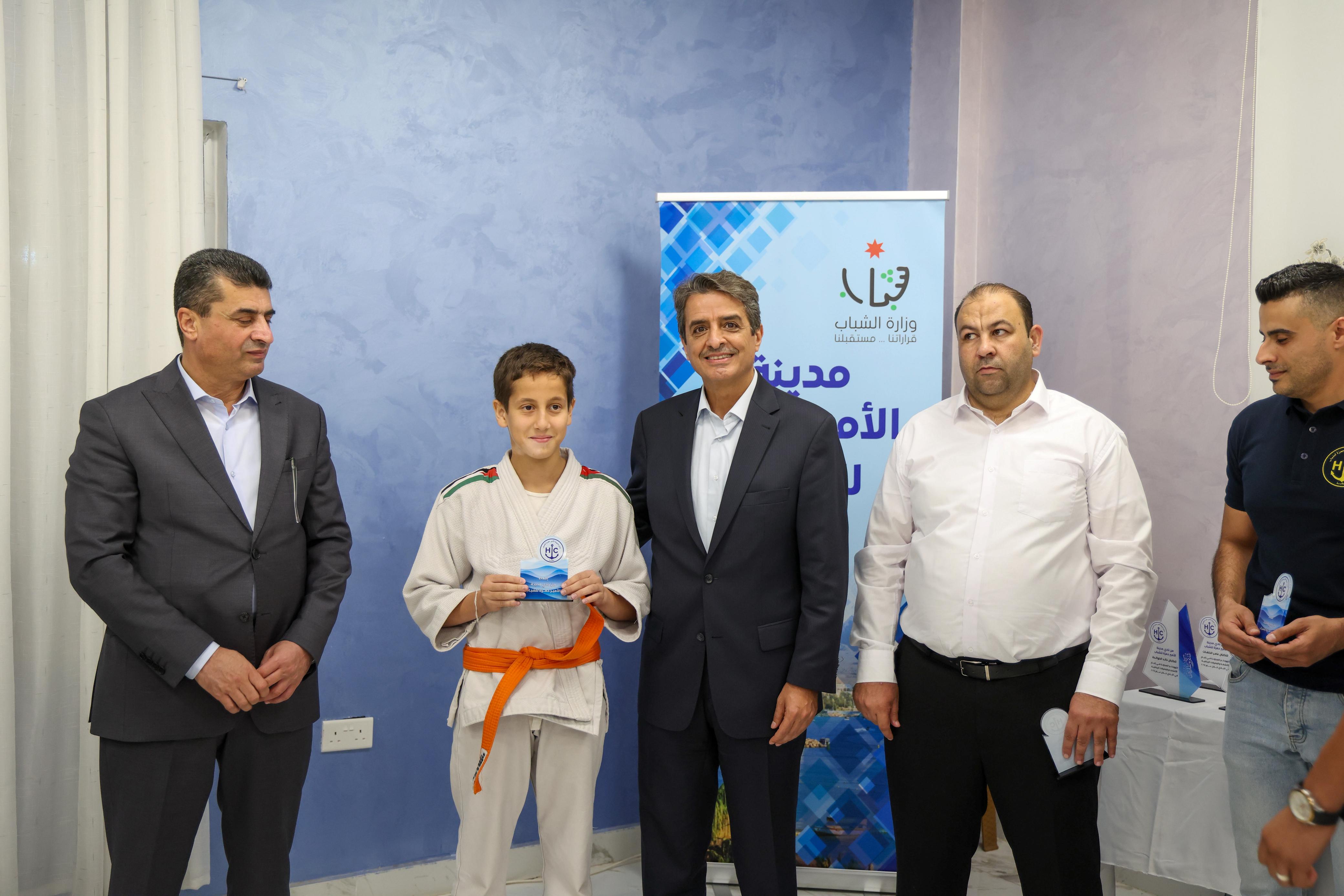 وزير الشباب يتفقد المرافق الرياضية في العقبة 