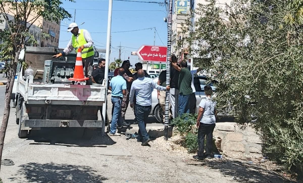 حملات مستمرة لإزالة العوائق والتعديات في شوارع مادبا