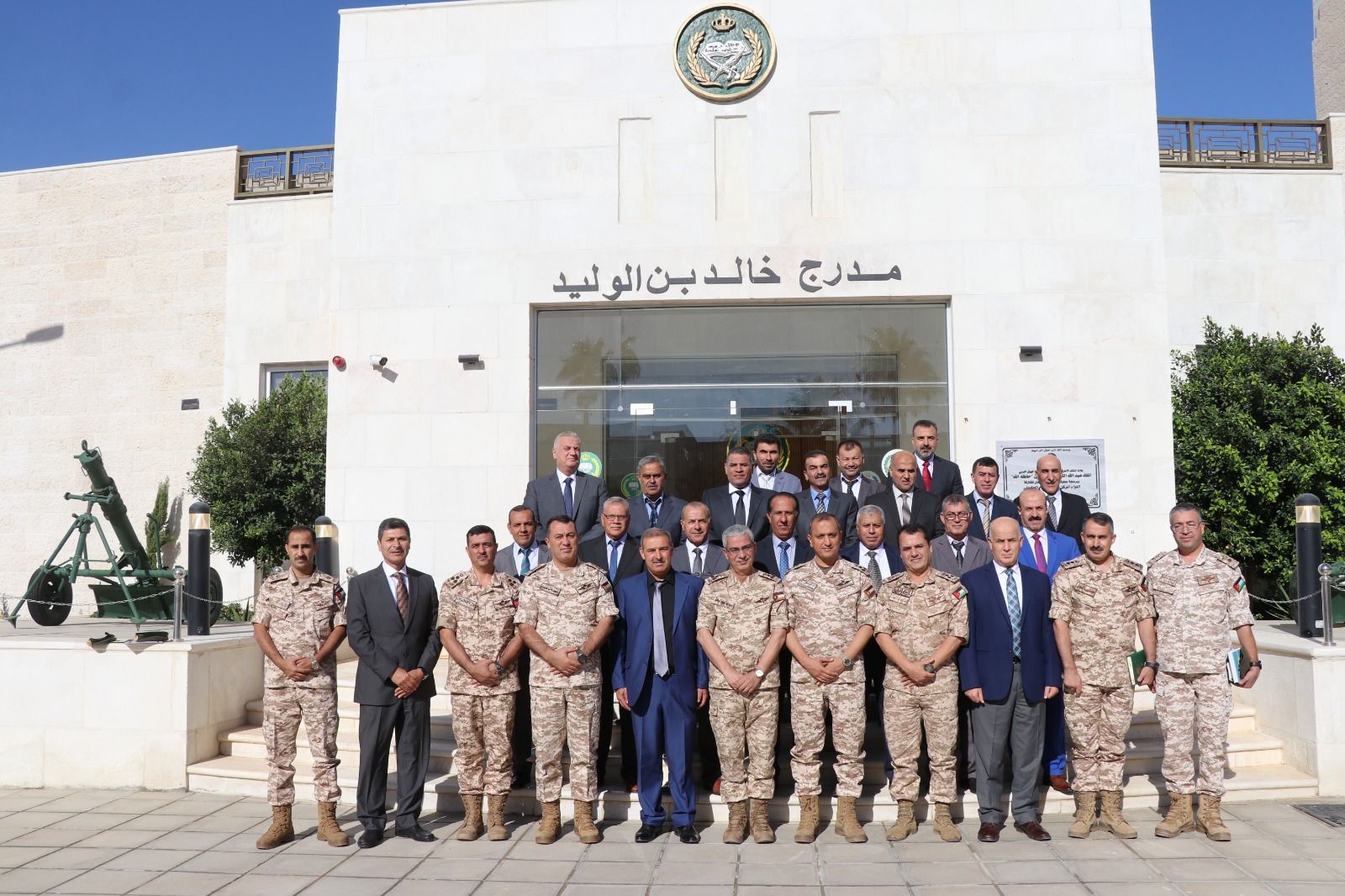 كلية الدفاع تنظم برنامج الحوار الاستراتيجي لمحاضري مادة العلوم العسكرية