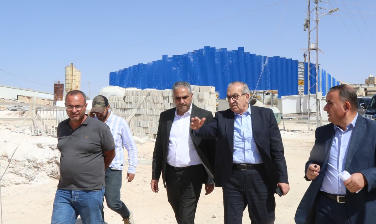وزير الأشغال يتفقد مشاريع تطوير المنطقة الصناعية بوادي العش في الزرقاء