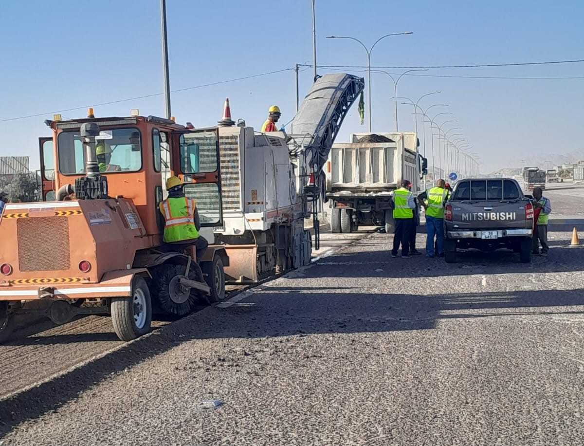 الأشغال تبدأ بصيانة الطريق الصحراوي بين الحميمة والقويرة