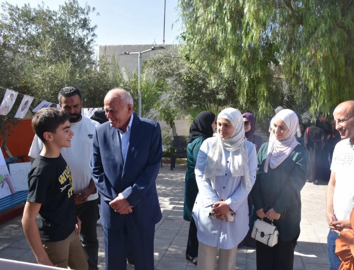 افتتاح معرض فني لاكتشاف مواهب الطلبة بمركز زها الثقافي بالهاشمية