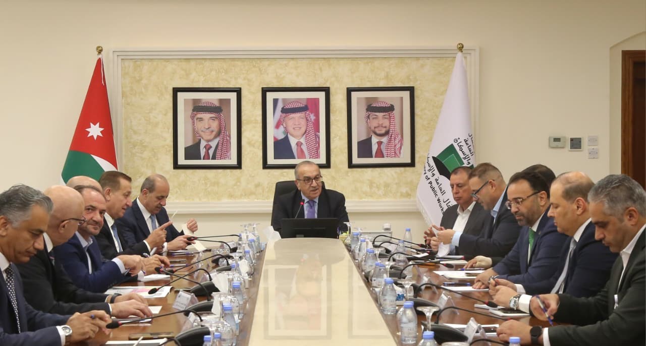 اجتماع حكومي موسع يبحث خطة تطوير شاملة لمنطقة البحر الميت