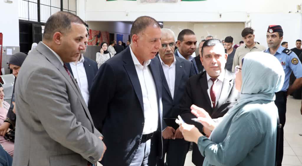 وزير الداخلية يتفقد مديرية أحوال وجوازات الزرقاء