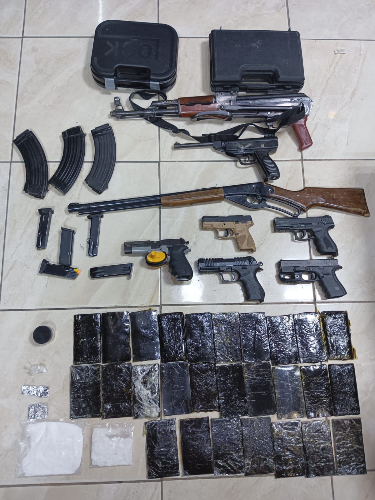 إدارة مكافحة المخدرات تفكك خلية جرمية مكوّنة من 14 شخصاً