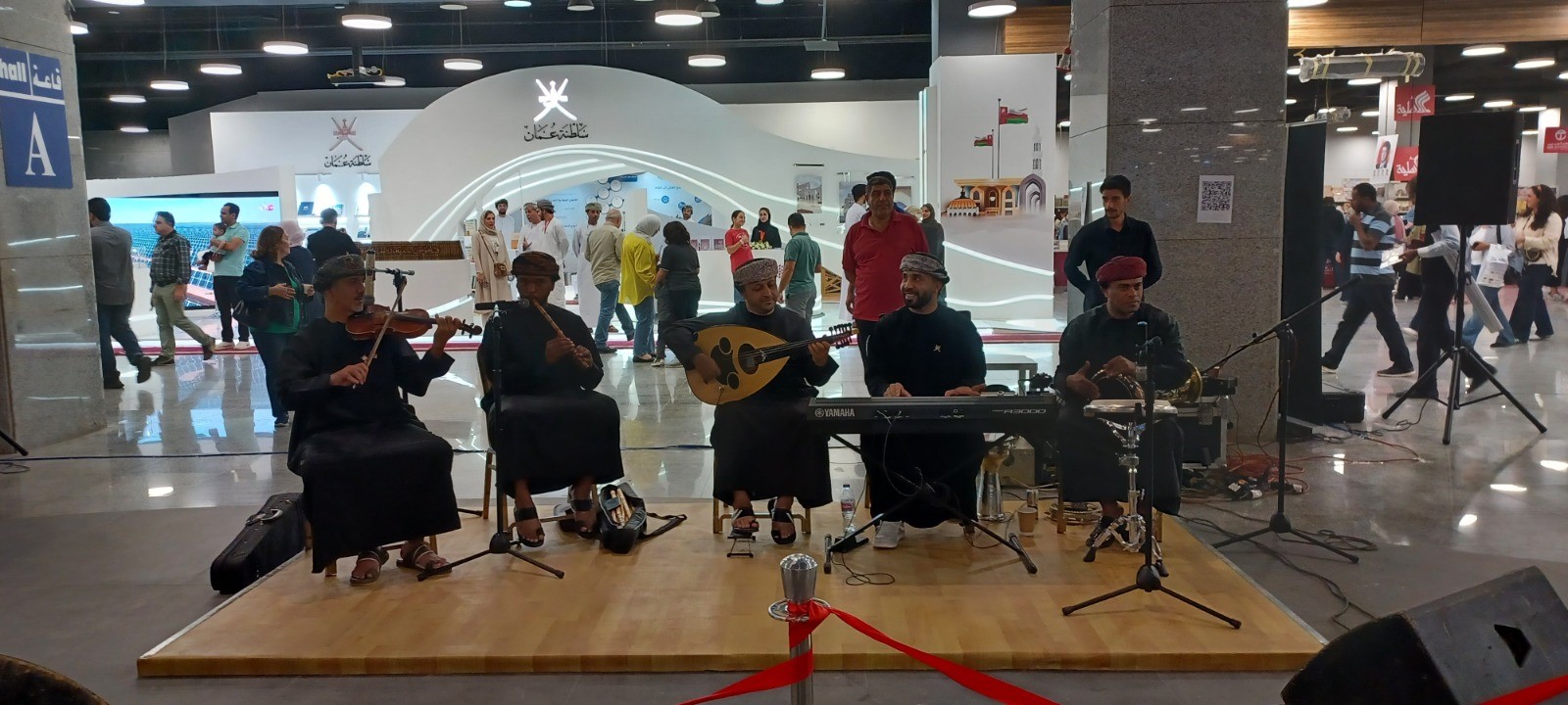 فرقة أوتار التخت العُمانية تضفي الفرح على معرض عمان الدولي للكتاب