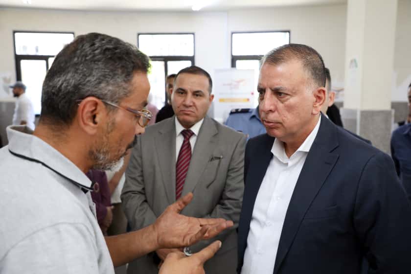 وزير الداخلية يتفقد مديرية أحوال وجوازات الزرقاء