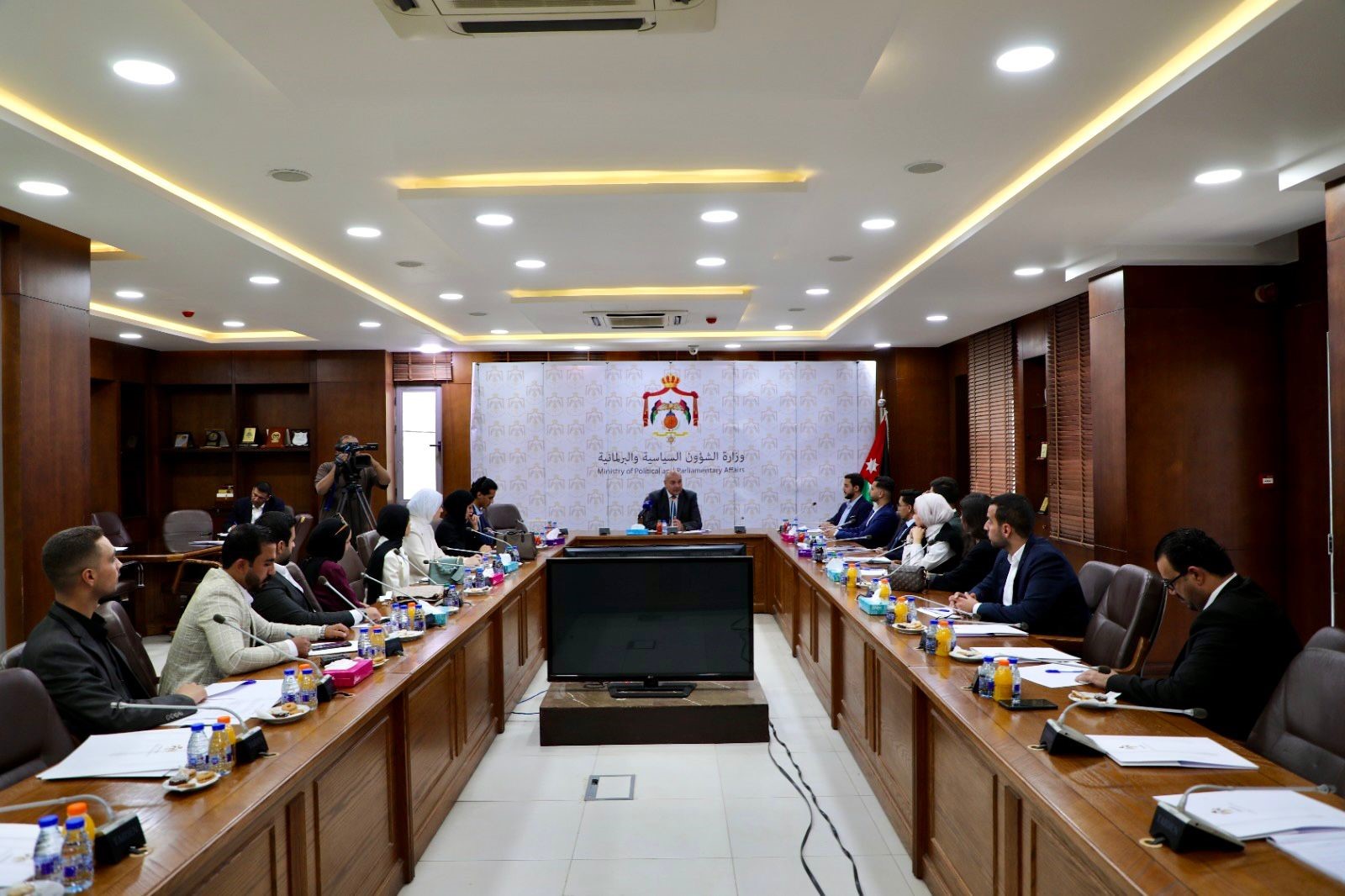 وزير الشؤون السياسية يلتقي طلبة العلاقات الدولية في الجامعة الهاشمية